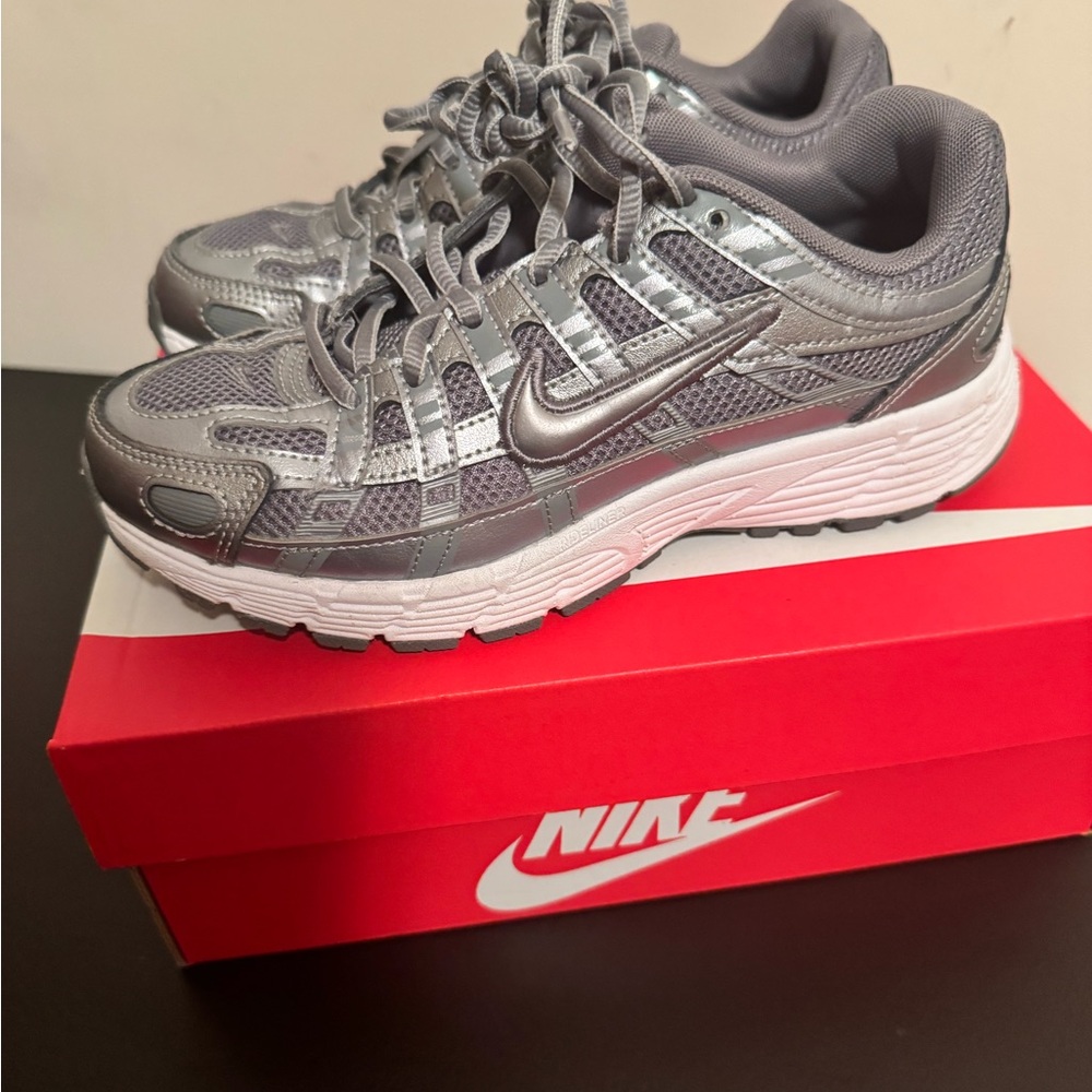 Nike boys p6000 Metallic Gray Mesh Running Sneakers